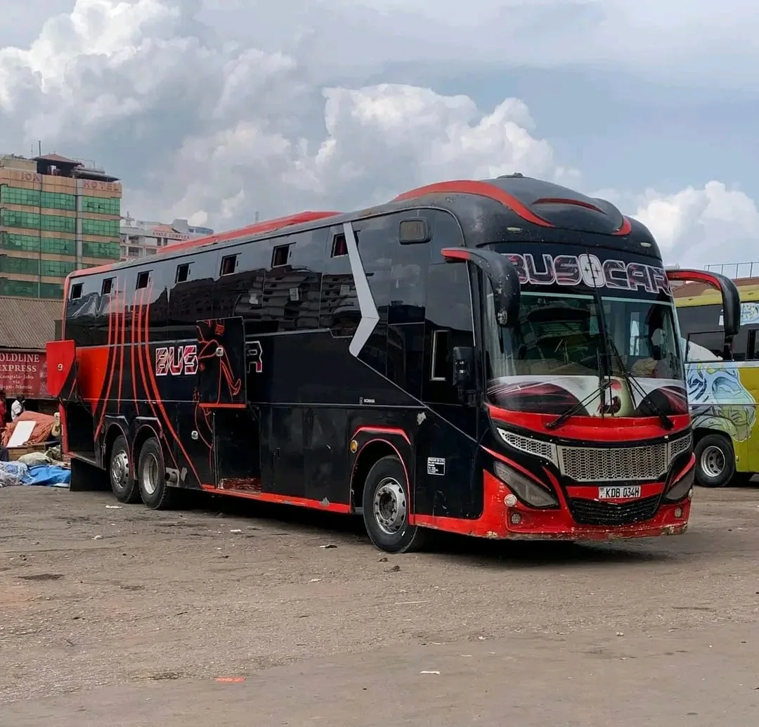 Buscar black and red double-axle coach